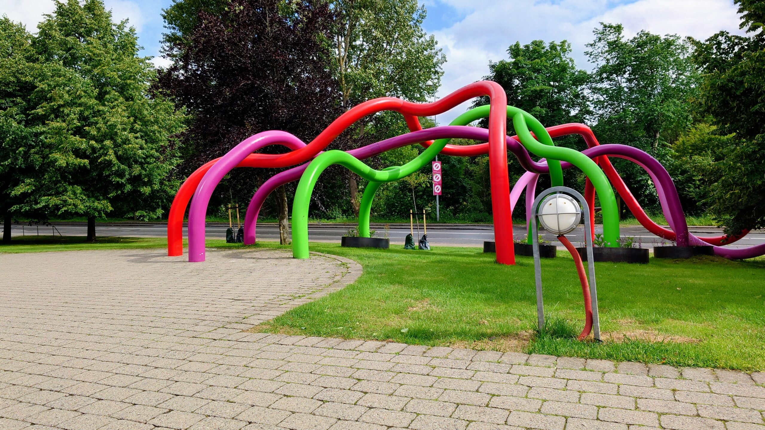 Vi er forbundne, Værebro Park, August 2024. Fotograf Bent Raspe-Pedersen, mangeårig beboer i Værebro Park.